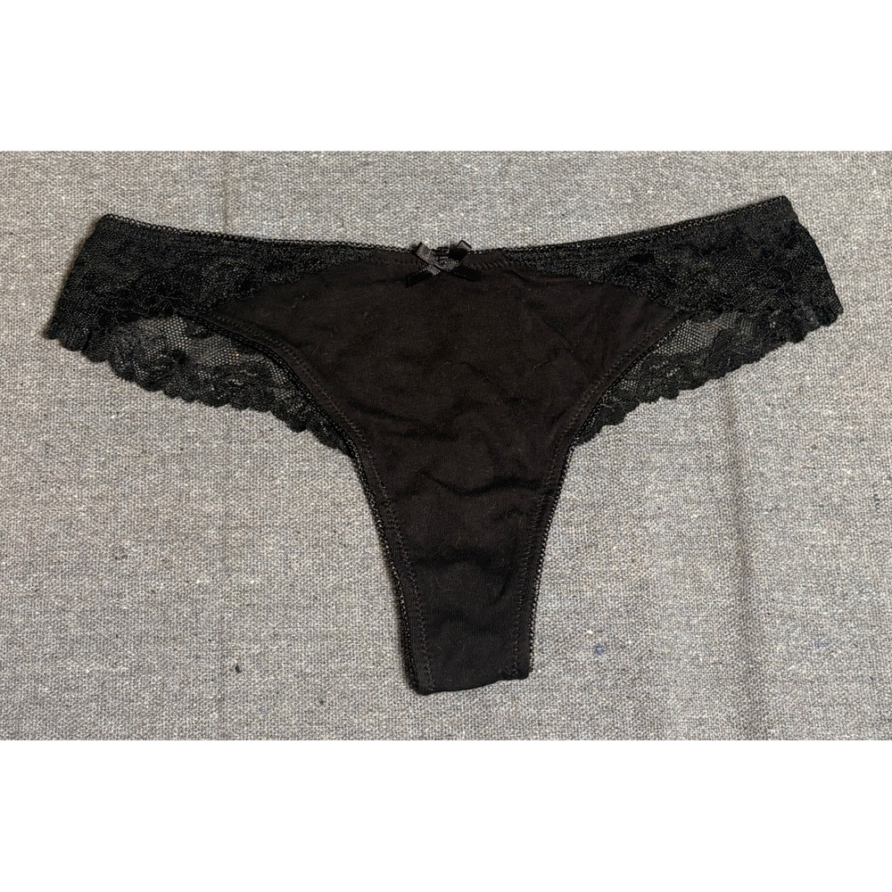 Fredericks of Hollywood Black Lace Thong Panty Small Floral Bow Low Rise Panty